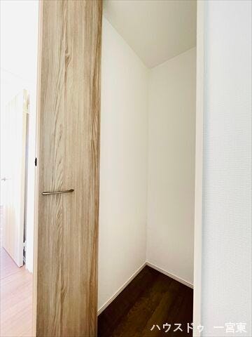 【2階廊下】
あると嬉しい廊下収納は掃除用品を入れたり、各部屋に収まりきらないものを収納したりと重宝しますね♪