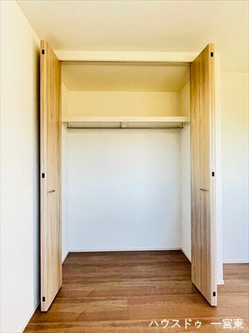 【1階4.7帖】
引き出しタイプの家具を入れれば、ハンガーにかけれない物もスッキリ収納できますね。