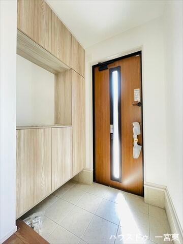 行きも帰りも、家族をやさしく送り出し、出迎える玄関です。毎日の暮らしをあたたかくしっかり見守ってくれます。