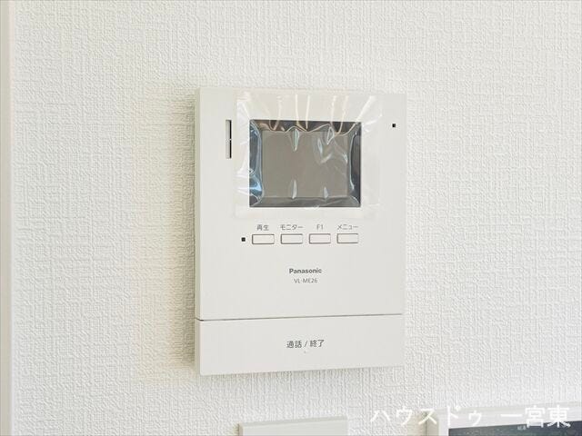 【モニター付きインターホン】
インターホンにモニターが付いているので、玄関まで行かずに来客の対応が出来ます!