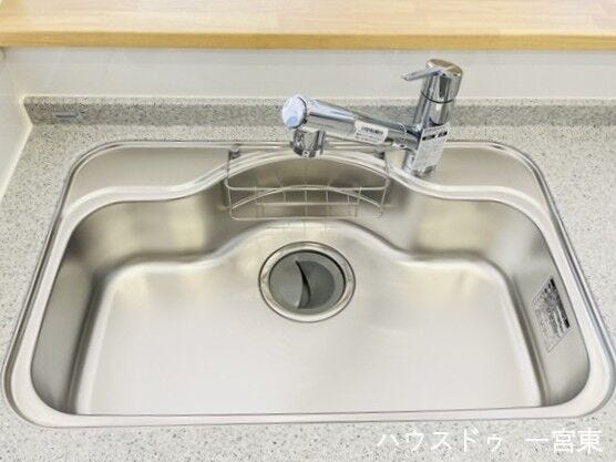 【シンク】
大きな鍋も洗いやすい、奥行きたっぷりのステンレスシンクです。水はねの音や食器が当たる音を大幅に軽減します。