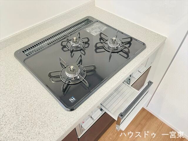 【コンロ】
3種類の同時調理が可能な3口コンロも標準装備です!調理の時間短縮をはかれるので、奥様には嬉しい機能ですね。