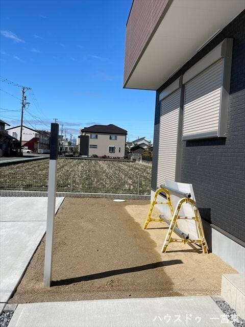 草花や家庭菜園を楽しめる、ガーデニングにぴったりなお庭です。休日に土いじりを楽しむ時間も増えそうですね。