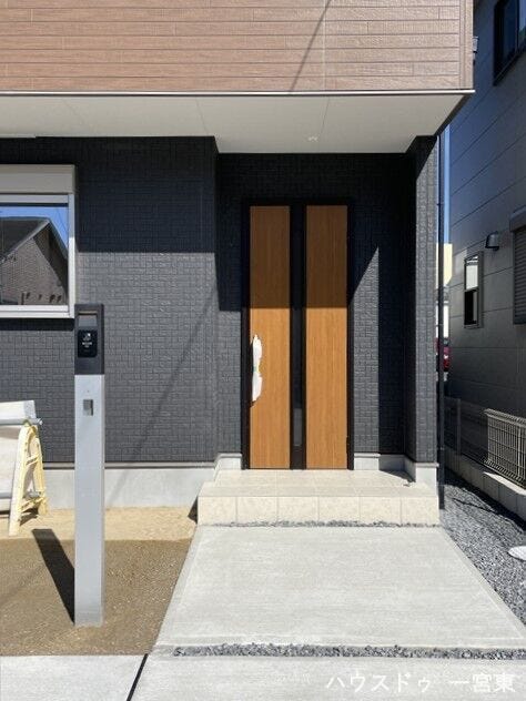 【玄関ポーチ】
訪問者を優しく迎える玄関ポーチです。傘を差しての出入りも安心で、毎日の暮らしに便利さをプラスします。