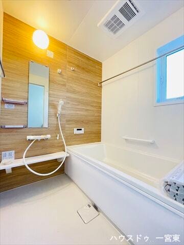 木目調の壁が落ち着いた印象を与えてくれる浴室です。棚や小物を置くスペースもついているので、シャンプーなどを置くのに便利ですね。