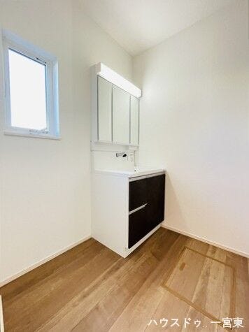 人気の3面鏡を採用しました。ミラー裏が収納になっているので、生活感を出さずに収納することが出来ます。