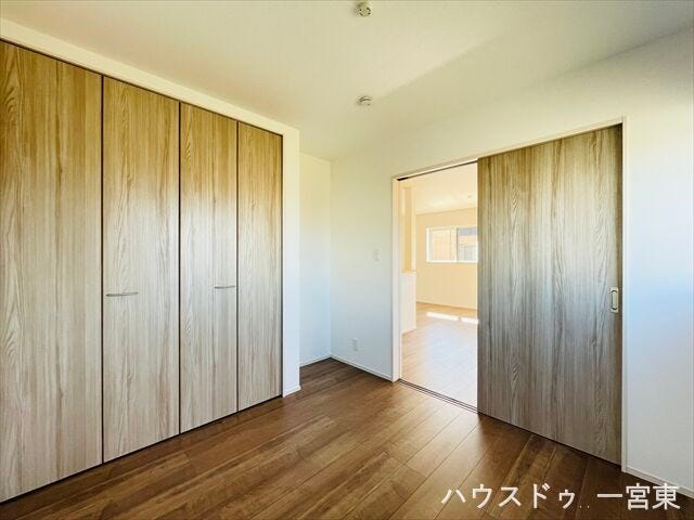 【1階4.7帖】
リビング横の洋室は、仕切りを開けると家族団らんの開放的空間に。閉めれば固有のスペースが作れます。