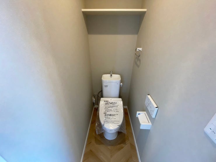 室内(2025年9月)撮影
◎本日案内可能◎
トイレットペーパーのストックを置ける便利な棚板付き!
小まめに換気ができる小窓付きなのも嬉しいですね♪