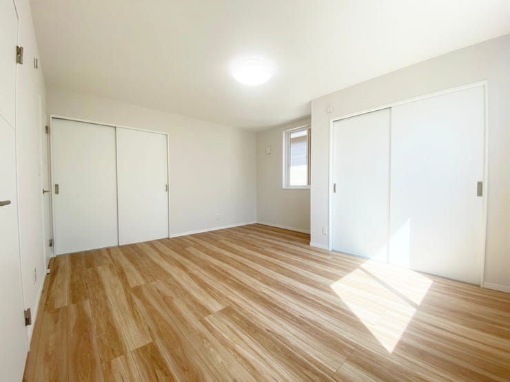 室内(2025年9月)撮影
◎本日案内可能◎
主寝室となる10.2帖の洋室は2面採光で明るさはもちろん、風通し良好で快適にお過ごしいただけます♪