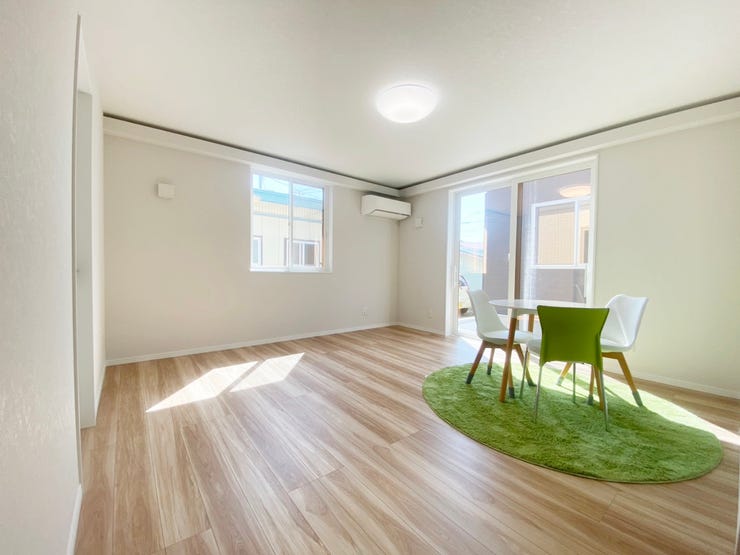 室内(2025年9月)撮影
◎本日案内可能◎
2箇所の窓から明るい陽が射し込み、リビング全体が明るくなりますね♪