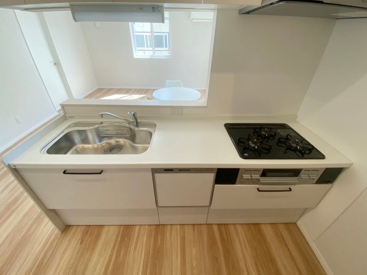 室内(2025年9月)撮影
◎本日案内可能◎
リビングにいる家族や友人と会話をしながら料理ができる対面キッチン。楽々と食器洗いができる食洗乾燥機が魅力的です♪