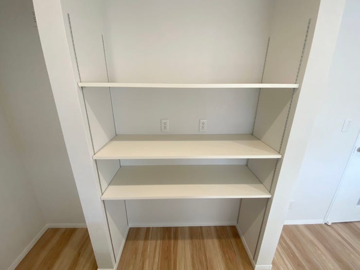 室内(2025年9月)撮影
◎本日案内可能◎
キッチンの後ろには、可動棚がございます。家電や食器類などカテゴリー別にしまっておけます◎