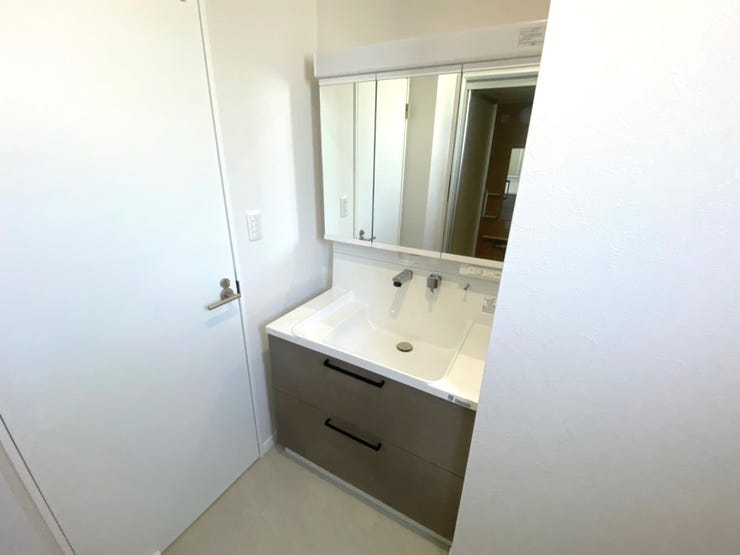 室内(2025年9月)撮影
◎本日案内可能◎
三面鏡裏収納付き!散らかりやすい水回りも片付けながら効率よく身支度ができそうですね◎