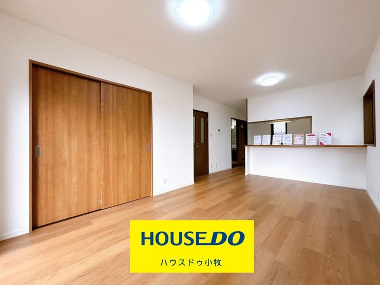 【リビング】
2面採光を確保した明るい室内は、風通しも良く、家族が集まる居心地の良い空間に♪