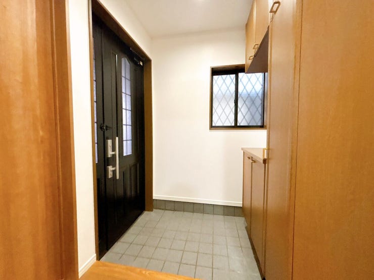 玄関にはご家族の靴をたっぷり収納できるシューズボックス!玄関先をいつも綺麗に保てます。