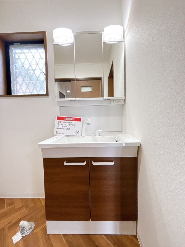 洗面化粧台収納で洗剤のストックや掃除道具等がスッキリ収納できます♪