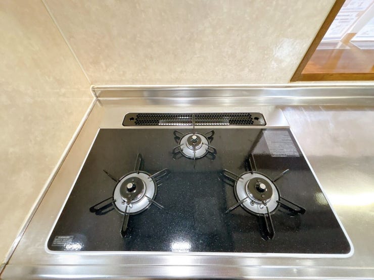 3口コンロで同時にお料理ができるため、時間のない忙しいママの強い味方!