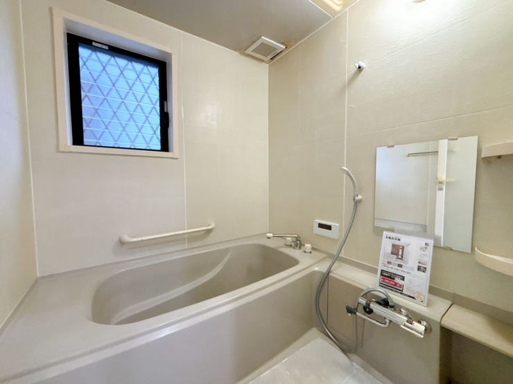 朝昼の入浴時は照明なしでも明るく開放的な空間に♪
換気も簡単でカビ防止にもなります♪