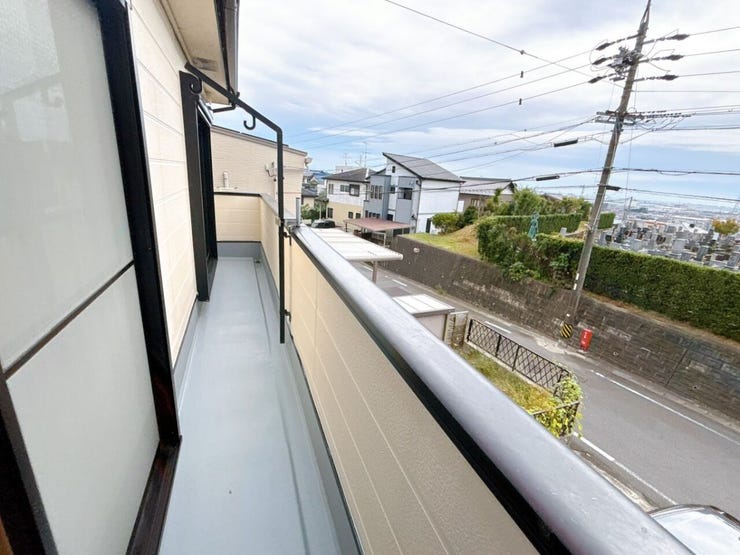 南向きのバルコニーで日当たり良好♪洗濯物も早く乾きそうですね♪