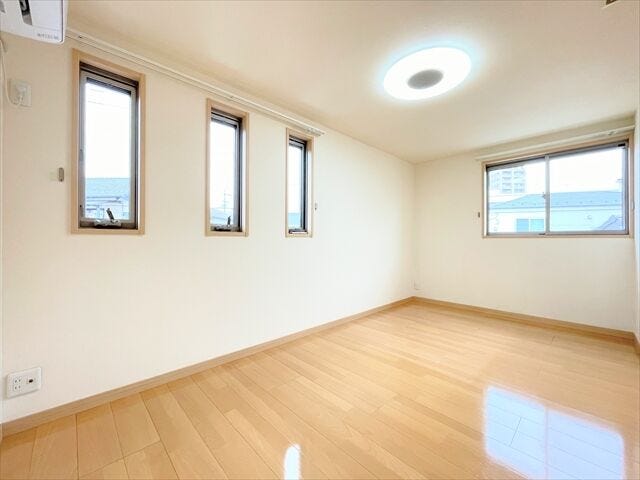 明るさを期待できる二面採光。
また通風も期待できるので、一年を通して過ごしやすい室内です。
