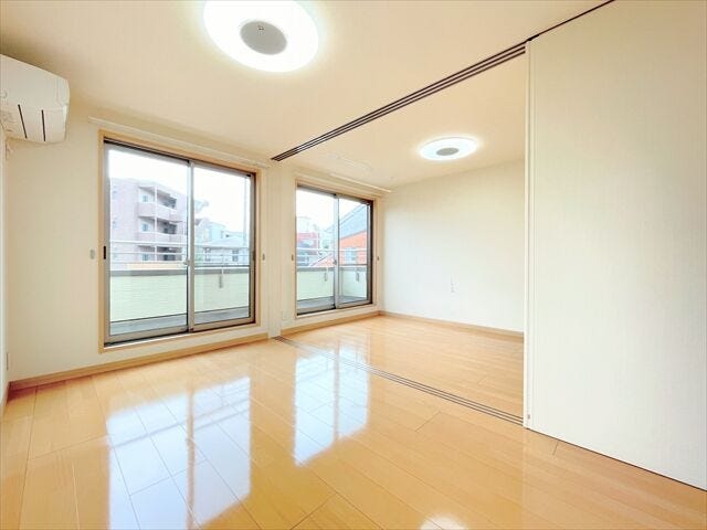 南側バルコニー部分から取り込まれる暖かな採光をお部屋全体に循環し、
陽が落ちるまで気持ちよく過ごすことのできるお部屋です。