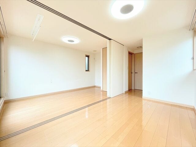 壁が白いのでプロジェクターを設置して映画やYouTubeなど楽しめます♪
部屋がおしゃれなシアタールームのように変身◎