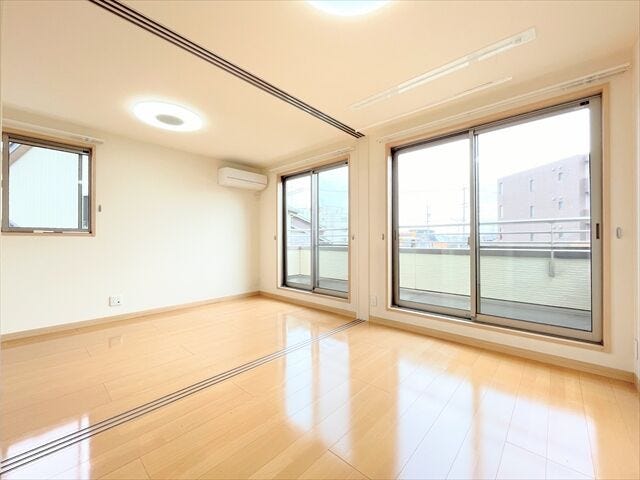 バルコニーへ出入りのすることが出来るお部屋です。
お部屋の中には南向きの窓から暖かな光と風が入り込む素敵な空間になります。