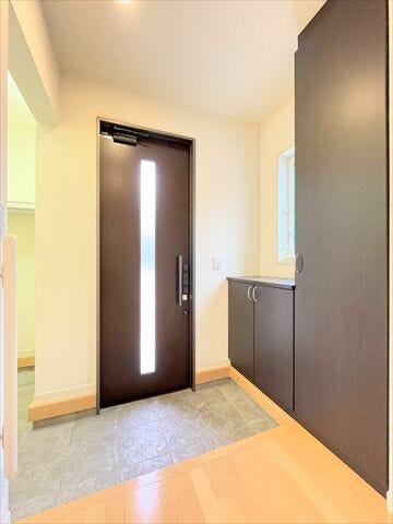 玄関には収納棚が設置されています。
家族全員分の靴など片付けておけるので
スッキリとした空間を保てます◎