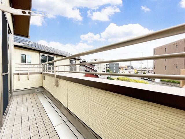 洗濯物を干すだけではなく、おしゃれに活用できれば生活がもっと豊かになります。
光もたっぷり差し込むため、部屋の奥まで自然光が明るく照らします。