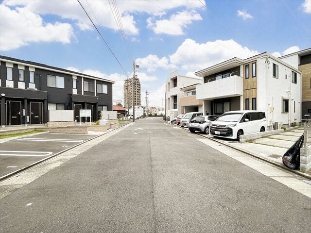 幅員約8mの前面道路です。広々としていて、街並みが開放的で圧迫感がありません。