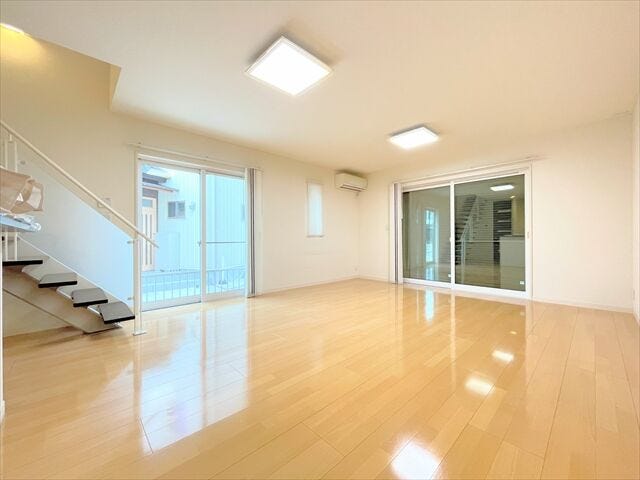 リビングイン階段なので自然と家族と顔を合わせることができます。
「おはよう」「いってらっしゃい」が響くお家になりそうです。