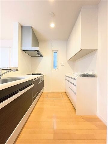 調理動線を考慮したシステムキッチンで、快適にお料理ができます。
まっすぐに伸びた水平ラインが美しく無駄の無い空間を演出しています。