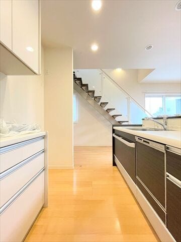 お料理をしながら、お子さんの様子が見れる対面キッチンです◎
カウンターキッチンは家族とコミュニケーションを取りながら調理ができます。