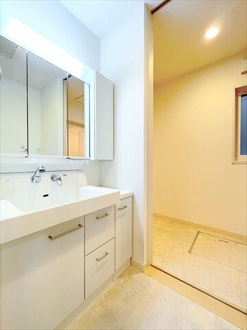 洗面台の鏡裏は収納スペースになっています。
隠す収納でスッキリ周辺を片付けることが出来ます。
小さめのドライヤーならすっぽり収まります。