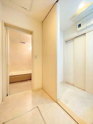 【脱衣所】
広々とした洗面スペースを確保。