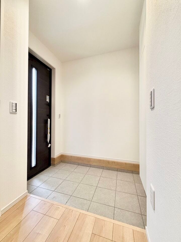 ゆとりある玄関スペース!
床タイルはこれから入れます!