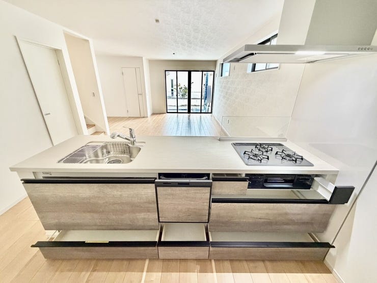 対面式キッチンなのでお料理を創りながらリビングダイニングにいるご家族の様子がわかります。