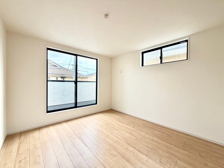 バルコニーに面した明るい洋室が気分をリラックスさせます