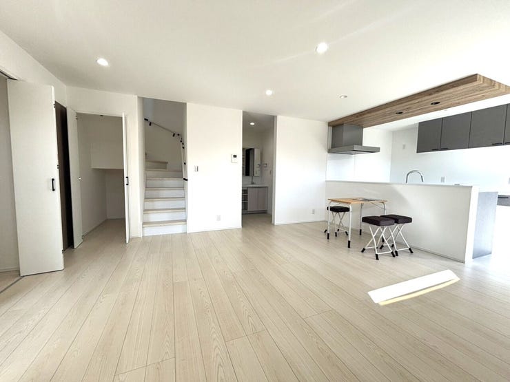 リビングダイニング、階段