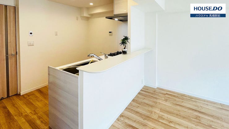 ダイニングテーブルをキッチンカウンターに寄せれば、周囲の空間に余裕が生まれてすっきりした印象に。作った料理をすぐサーブできるので、おうちカフェのようなおもてなしを実現できます。