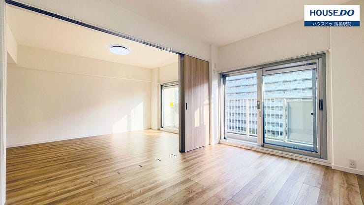 陽光差し込む南側洋室は寝室としてもぴったりです。