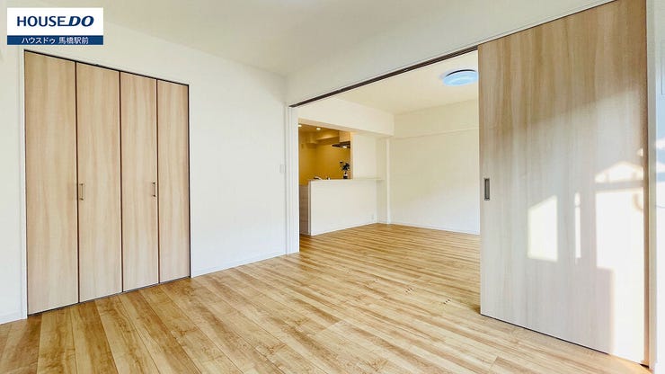 主寝室としても利用できる洋室は採光性に配慮されています。