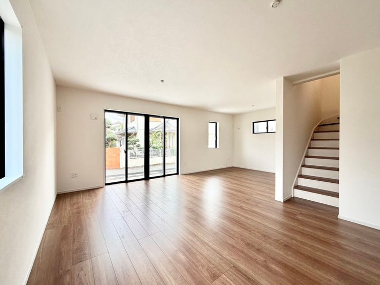 どこにいても光を取り込めるように、窓を多めに配置しました♪