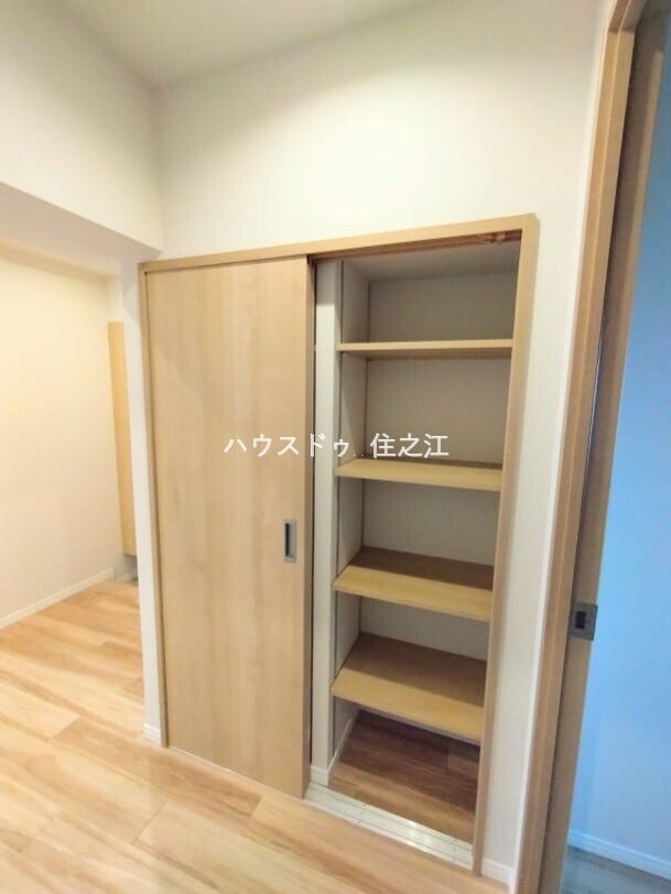 廊下にも収納棚がございます。収納豊富です。
