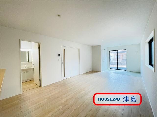 南に広く面した18帖LDKは明るく家族の憩いの場所になります。水回りがまとまった家事動線に優れた間取りです。タタミコーナーでのんびりお過ごしいただけます。