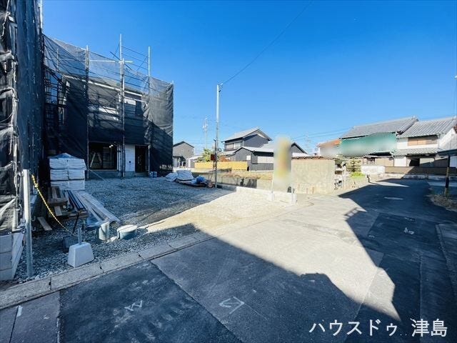 東側公道幅約4.0m。普通車が1台通れる道幅となります。大型車の通行が少ないので振動や騒音が抑えられます。駐車は並列で2台可能なのでご夫婦1台ずつ所有でき、車通勤でも安心です。