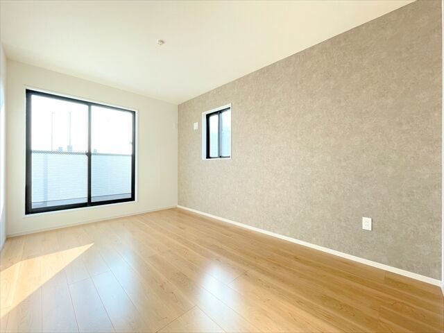 南側バルコニー部分から取り込まれる暖かな採光をお部屋全体に循環し、
陽が落ちるまで気持ちよく過ごすことのできるお部屋です。