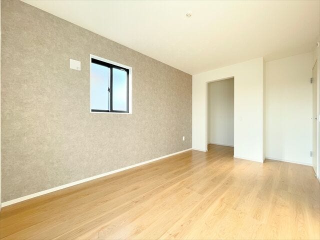 アクセントクロスで、
お部屋に落着き感のある大人の空間を演出。
外からの採光を取り入れることが出来るデザイン性の高い空間です。