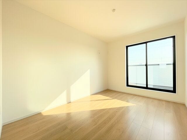 バルコニーに面したお部屋です。
お天気のいい日にはたっぷりと陽を取り込むことができ、
ベッドの上のお布団もふかふかになりそうですね。