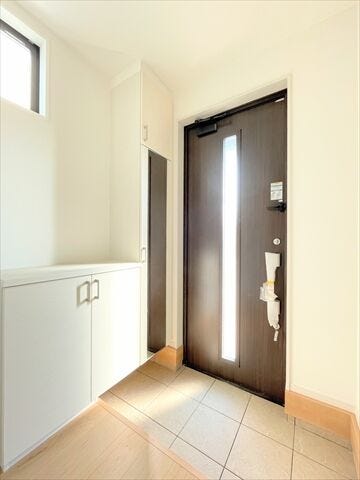 玄関には収納棚が設置されています。
家族全員分の靴など片付けておけるので
スッキリとした空間を保てます◎